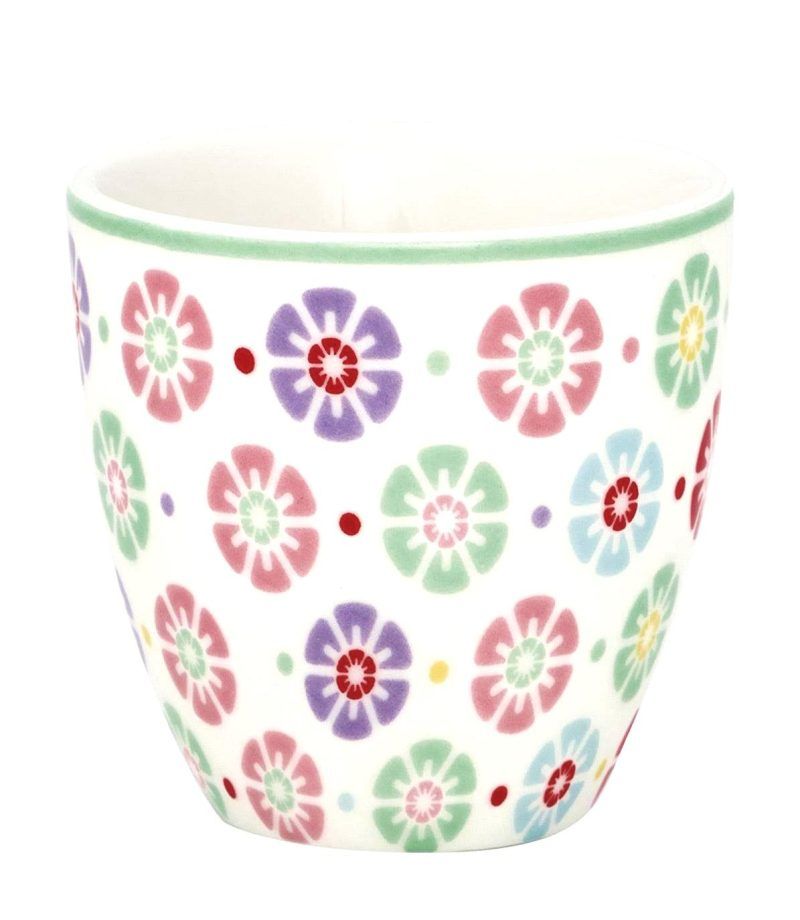 La taza de café Mini Latte cup RIKE White de GreenGate forma parte de la nueva colección de GreenGate para esta Primavera/Verano y su estampado con formas geométricas es ideal para que tus momentos de cafés sean muy especiales. Tiene una capacidad de 125 ml. y mide 6,5 cm. x 7 cm. Es ideal para combinar con la colección ALICE y todos sus colores sobre todo el color Coral y el Cool Mint y también con la nueva colección Josefina White y Josefina Summer White y sus botas de agua dibujadas, en la galería de imágenes puedes ver ideas para que puedas inspirarte. Esta taza es apta para microondas y lavavajillas. En INHALA Cafés y Tés somos punto de venta de GreenGate y nos puedes encontrar en Portalet, 9 de Granollers, Barcelona para poderte enseñar todas nuestras novedades.