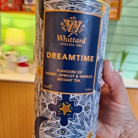 El Té instantáneo Dreamtime de Whittard Chelsea es perfecto para preparar una bebida caliente y reconfortante de una manera muy rápida y fácil y su sabor de albaricoque, miel y un toque de vainilla es ideal para los amantes de lo "dulce". Viene presentado en una bonito tarro con 450 gramos con los que podrás preparar 22 tazas de té (20 gramos por taza). Ideal para preparar en caliente o frío, delicioso de las dos maneras: EN CALIENTE Disuelve 3 cucharas de postre (20 gramos) en 200 ml de agua caliente. Remueve y ya está listo para disfrutar! EN FRÍO Pon 3 cucharadas de postre (20 g) en un vaso. Añade 50 ml de agua caliente y remueve. Después añade 150 ml de agua muy fría. Sirve con hielo y decora con trozos de fruta (frambuesas, naranja, limón, fresas) También podemos ofrecerte el té instantáneo con "Mango y Fruta de la Pasión", el de "Mango y Lichi" y el de "Frambuesa y Cranberry", los tres son buenísimos! Es apto para vegetarianos y veganos. Ingredientes: azúcar, regulador de acidez E330 (ácido cítrico), extracto de té negro (1%), aromas, colorante E163 (anthocyanina). En INHALA puedes encontrar una selección de cafés, tés e infusiones. Estamos en Portalet, 9, Granollers, Barcelona.