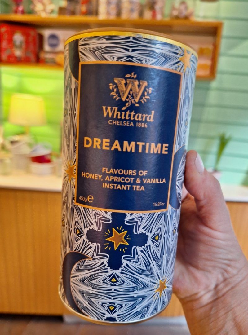 El Té instantáneo Dreamtime de Whittard Chelsea es perfecto para preparar una bebida caliente y reconfortante de una manera muy rápida y fácil y su sabor de albaricoque, miel y un toque de vainilla es ideal para los amantes de lo "dulce".

Viene presentado en una bonito tarro con 450 gramos con los que podrás preparar 22 tazas de té (20 gramos por taza).

Ideal para preparar en caliente o frío, delicioso de las dos maneras:

EN CALIENTE

Disuelve 3 cucharas de postre (20 gramos) en 200 ml de agua caliente.
Remueve y ya está listo para disfrutar!

EN FRÍO

Pon 3 cucharadas de postre (20 g) en un vaso.
Añade 50 ml de agua caliente y remueve.
Después añade 150 ml de agua muy fría.
Sirve con hielo y decora con trozos de fruta (frambuesas, naranja, limón, fresas)

También podemos ofrecerte el té instantáneo con "Mango y Fruta de la Pasión", el de "Mango y Lichi" y el de "Frambuesa y Cranberry", los tres son buenísimos!

Es apto para vegetarianos y veganos.

Ingredientes: azúcar, regulador de acidez E330 (ácido cítrico), extracto de té negro (1%), aromas, colorante E163 (anthocyanina).

En INHALA puedes encontrar una selección de cafés, tés e infusiones.

Estamos en Portalet, 9, Granollers, Barcelona.