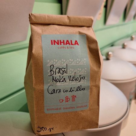 El cafè de BRASIL Moka Veloso Caracolillo és Arábica 100%, intens i amb molt de cos.

Es tracta d'un cafè molt especial i únic.

Els grans de cafè ténen un tamany molt petit en forma de cargolí, d’ aquí el seu nom de Caracolillo. Durant molt de temps es considerava com un defecte degut a la seva forma i des de ja fa uns anys està considerat com un dels millors del món.

Com tots els nostres cafès, el servim en gra, en paquets de 250 grams, acabat de torrar i el moldrem per tu segons el mètode de preparació que ens indiquis.

Aquest cafè és ideal per prendre en cafetera de filtre, en Moka i en French press.

Quina cafetera tens?

A INHALA seleccionem els millors cafès, tes, xocolates, galetes i molts complements per tu.

Estem a Granollers, al carrer Portalet, ben a prop de la Porxada.