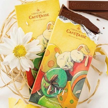 La tableta chocolate con Leche edición limitada de Pascua es un regalo ideal para esta época y es sencillamente deliciosa y muy original con esta entrañable ilustración de un conejito.

Peso neto: 85 gramos.

Chocolate elaborado por Café-Tasse en Bélgica por manos artesanas.

Café-Tasse es una firma de Bruselas que elabora chocolate de alta calidad, sobretodo tabletas de chocolate, nos encantan sus tabletas con café de diferentes orígenes, la del té Matcha, la de Nueces de Pecan y Cookies, la de Earl Grey Tea, con avellanas, cranberries, caramelo y un toque de sal, la Dark 77% y más variedades todas ellas muy tentadoras.

¿Estás buscando ideas para Pascua? Mira aquí.

En INHALA Cafés y Tés te proponemos muchas ideas gourmet para hacer regalos exclusivos y originales.

Estamos en Portalet, 9, Granollers, Barcelona.