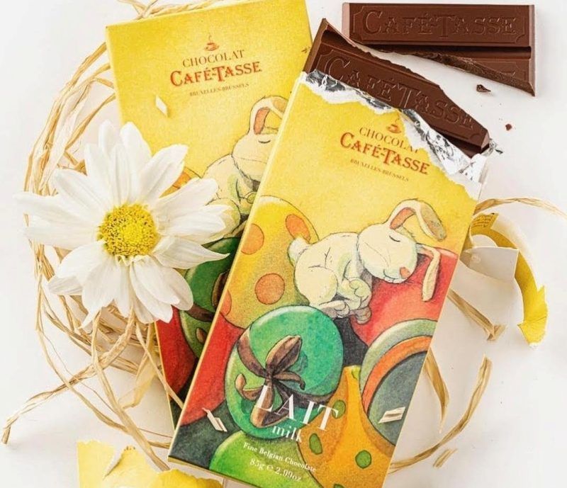 La tableta chocolate con Leche edición limitada de Pascua es un regalo ideal para esta época y es sencillamente deliciosa y muy original con esta entrañable ilustración de un conejito. Peso neto: 85 gramos. Chocolate elaborado por Café-Tasse en Bélgica por manos artesanas. Café-Tasse es una firma de Bruselas que elabora chocolate de alta calidad, sobretodo tabletas de chocolate, nos encantan sus tabletas con café de diferentes orígenes, la del té Matcha, la de Nueces de Pecan y Cookies, la de Earl Grey Tea, con avellanas, cranberries, caramelo y un toque de sal, la Dark 77% y más variedades todas ellas muy tentadoras. ¿Estás buscando ideas para Pascua? Mira aquí. En INHALA Cafés y Tés te proponemos muchas ideas gourmet para hacer regalos exclusivos y originales. Estamos en Portalet, 9, Granollers, Barcelona.