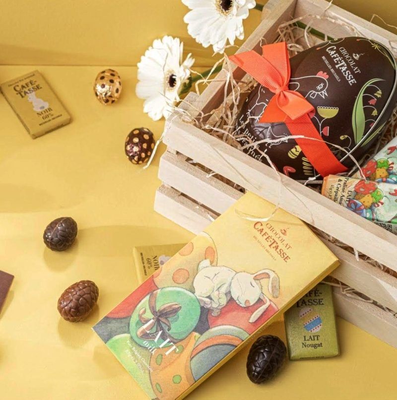 La tableta chocolate con Leche edición limitada de Pascua es un regalo ideal para esta época y es sencillamente deliciosa y muy original con esta entrañable ilustración. Peso neto: 85 gramos. Chocolate elaborado por Café-Tasse en Bélgica por manos artesanas. Café-Tasse es una firma de Bruselas que elabora chocolate de alta calidad, sobretodo tabletas de chocolate, nos encantan sus tabletas con café de diferentes orígenes, la del té Matcha, la de Nueces de Pecan y Cookies, la de Earl Grey Tea, con avellanas, cranberries, caramelo y un toque de sal, la Dark 77% y más variedades todas ellas muy tentadoras. En INHALA Cafés y Tés te proponemos muchas ideas gourmet para hacer regalos exclusivos y originales. Estamos en Portalet, 9, Granollers, Barcelona.