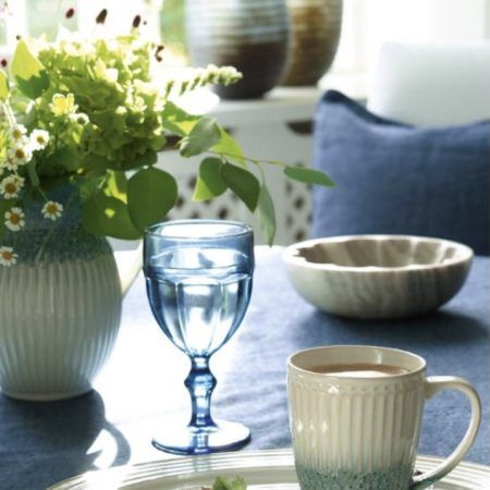 La taza con asa Mug ALICE Ripple Blue es una esperada novedad de GreenGate para esta Primavera/Verano. La colección ALICE Everyday se amplía con este nuevo modelo, un degradado que va del color crema al azul. Es ideal para ambientes con un toque mediterráneo, también tenemos la taza Latte cup con este diseño y será muy combinable con otros colores. Mide 10 cm. de alto x 9 cm. de ancho. Es apta para microondas y lavavajillas. La colección ALICE Everydayde GreenGate es ideal para combinar complementos y accesorios de colores variados y así, poder hacer tus combinaciones propias con tazas, platos, cucharas, jarras, bowls, azucareros, etc. ¿Quieres más ideas?  En INHALA Cafés y Tés somos punto de venta de GreenGate.