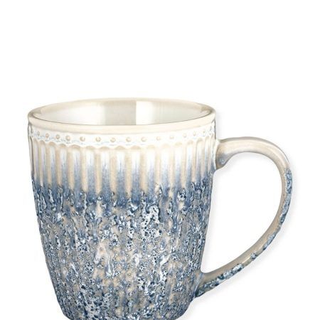 La taza con asa Mug ALICE Ripple Blue es una esperada novedad de GreenGate para esta Primavera/Verano. La colección ALICE Everyday se amplía con este nuevo modelo, un degradado que va del color crema al azul. Es ideal para ambientes con un toque mediterráneo, también tenemos la taza Latte cup con este diseño y será muy combinable con otros colores. Mide 10 cm. de alto x 9 cm. de ancho. Es apta para microondas y lavavajillas. La colección ALICE Everydayde GreenGate es ideal para combinar complementos y accesorios de colores variados y así, poder hacer tus combinaciones propias con tazas, platos, cucharas, jarras, bowls, azucareros, etc. ¿Quieres más ideas?  En INHALA Cafés y Tés somos punto de venta de GreenGate.