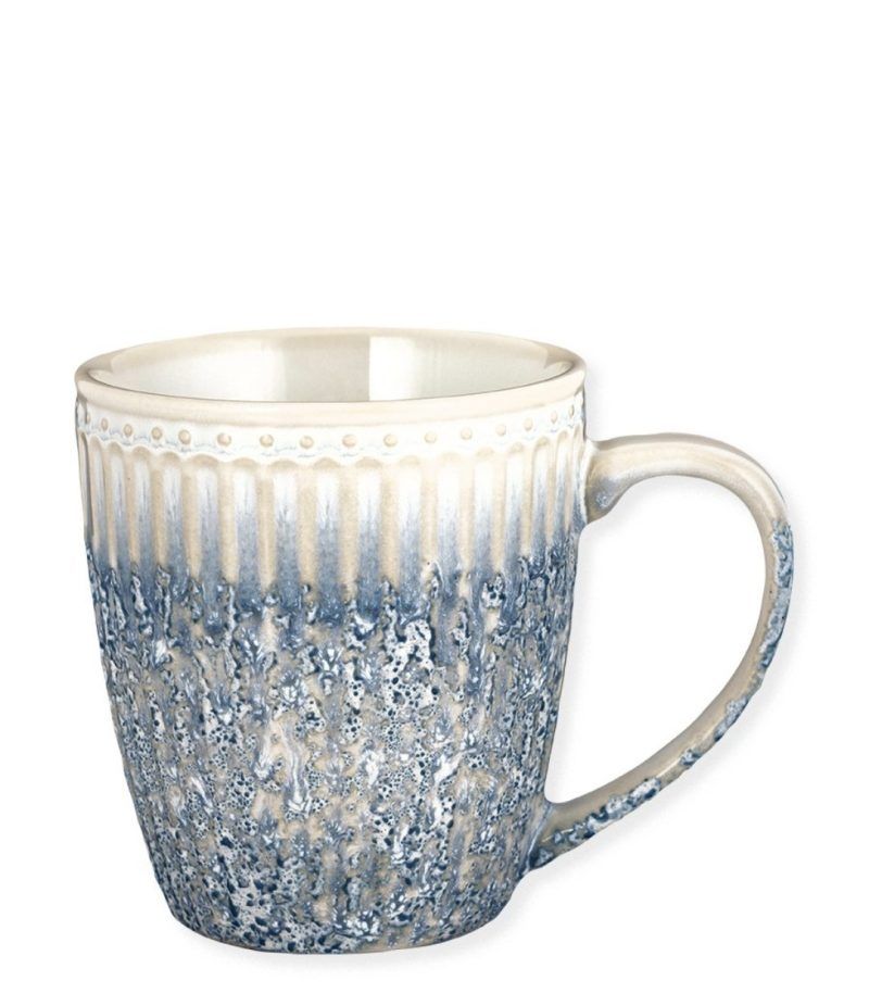 La taza con asa Mug ALICE Ripple Blue es una esperada novedad de GreenGate para esta Primavera/Verano. La colección ALICE Everyday se amplía con este nuevo modelo, un degradado que va del color crema al azul. Es ideal para ambientes con un toque mediterráneo, también tenemos la taza Latte cup con este diseño y será muy combinable con otros colores. Mide 10 cm. de alto x 9 cm. de ancho. Es apta para microondas y lavavajillas. La colección ALICE Everydayde GreenGate es ideal para combinar complementos y accesorios de colores variados y así, poder hacer tus combinaciones propias con tazas, platos, cucharas, jarras, bowls, azucareros, etc. ¿Quieres más ideas?  En INHALA Cafés y Tés somos punto de venta de GreenGate.