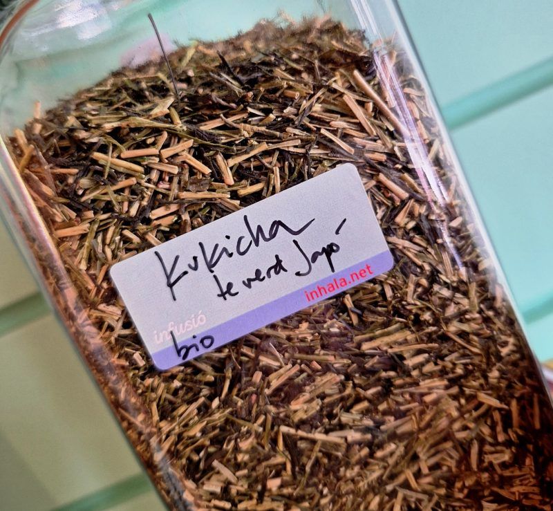 Té verde KUKICHA Bio de Japón, 100 gramos.

¿Quieres conocer otros tés verdes de nuestra selección de tés? Mira aquí.

Apto para vegetarianos y veganos.

En INHALA Cafés y Tés te ofrecemos una selecta carta de tés e infusiones, aquí estamos para aconsejarte y ayudarte a elegir.

Aquí te esperamos, en Portalet, 9 de Granollers, Barcelona.