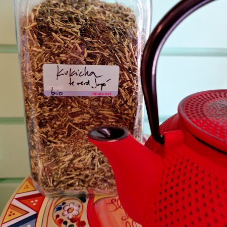 El té verde japonés Kukicha es bio 100%, se trata de un té muy especial pues es el resultado de separar los peciolos y tallos de las hojas de té durante la elaboración del té Sencha y del Matcha. Su aspecto es de pequeños y tiernos tallos con un color verde muy fresco. Su contenido en cafeína es muy bajo lo que le hace ideal como té de tarde/noche. Recomendamos lo dejes infusionar de 50 segundos a 2 minutos máximo, en agua a 70ºC. A más tiempo de infusión o más temperatura, nos dará una taza más intensa y con demasiado sabor a "Umami". ¿Quieres conocer otros tés verdes de nuestra selección de tés? Mira aquí. Apto para vegetarianos y veganos. En nuestra tienda INHALA encontrarás una selecta carta de tés e infusiones, aquí estamos para aconsejarte y ayudarte a elegir. Aquí te esperamos, en Portalet, 9 de Granollers, Barcelona.