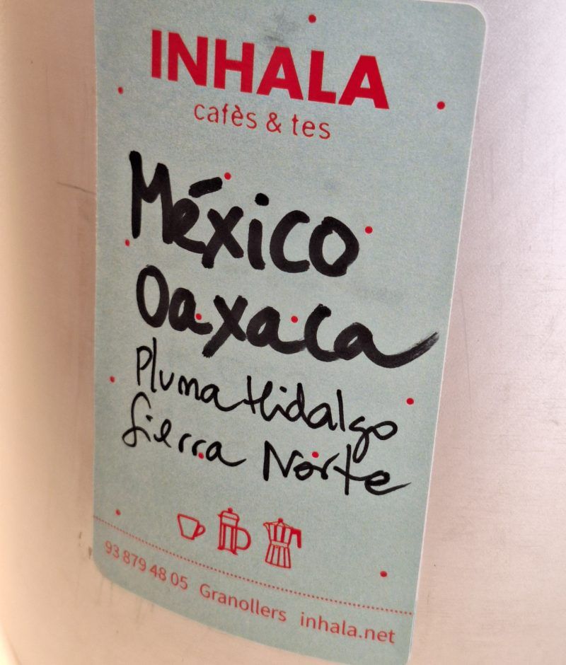 Café Arábica de MÉXICO Oaxaca "Pluma Hidalgo" Sierra Norte acabado de tostar, lo servimos en grano y lo podemos moler a tu gusto según tu cafetera.

¿Vamos a México?

Deixa't transportar amb les aromes i sabors d'aquest cafè tan especial pel seu equilibri en acidesa i cos, el caracteritza un punt de dolçor que el fa molt agradable per preparar en qualsevol mètode.

Oaxaca és el quart estat de México en producció de café després de Chiapas, Veracruz i Puebla.

Sierra Norte és una de les principals regions i Pluma Hidalgo és la zona "denominació d'origen" on creix aquest cafè entre muntanyes i rierols, a uns 1200 metres d'altitud.

Reserva de la Natura amb molta diversitat.

Viatjar des de la teva tassa, això és magnífic, no creus?

La tassa de floretes és de la nova col.lecció de Primavera.

Un pack ideal per regalar.

En INHALA vas a encontrar una selección de cafés recién tostados, déjate seducir por sus aromas.