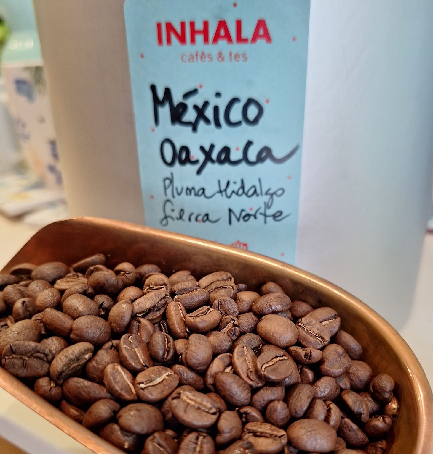 Café Arábica de MÉXICO Oaxaca "Pluma Hidalgo" Sierra Norte. Anem a México? Deixa't transportar amb les aromes i sabors d'aquest cafè tan especial pel seu equilibri en acidesa i cos, el caracteritza un punt de dolçor que el fa molt agradable per preparar en qualsevol mètode. Oaxaca és el quart estat de México en producció de café després de Chiapas, Veracruz i Puebla. Sierra Norte és una de les principals regions i Pluma Hidalgo és la zona "denominació d'origen" on creix aquest cafè entre muntanyes i rierols, a uns 1200 metres d'altitud. Reserva de la Natura amb molta diversitat. Viatjar des de la teva tassa, això és magnífic, no creus? La tassa de floretes és de la nova col.lecció de Primavera. Un pack ideal per regalar.