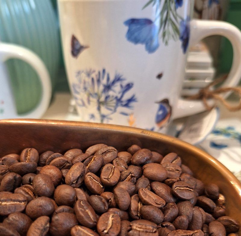 Café Arábica de MÉXICO Oaxaca "Pluma Hidalgo" Sierra Norte acabado de tostar, lo servimos en grano y lo podemos moler a tu gusto según tu cafetera.

¿Vamos a México?

Deixa't transportar amb les aromes i sabors d'aquest cafè tan especial pel seu equilibri en acidesa i cos, el caracteritza un punt de dolçor que el fa molt agradable per preparar en qualsevol mètode.

Oaxaca és el quart estat de México en producció de café després de Chiapas, Veracruz i Puebla.

Sierra Norte és una de les principals regions i Pluma Hidalgo és la zona "denominació d'origen" on creix aquest cafè entre muntanyes i rierols, a uns 1200 metres d'altitud.

Reserva de la Natura amb molta diversitat.

Viatjar des de la teva tassa, això és magnífic, no creus?

La tassa de floretes és de la nova col.lecció de Primavera.

Un pack ideal per regalar.

En INHALA vas a encontrar una selección de cafés recién tostados, déjate seducir por sus aromas.