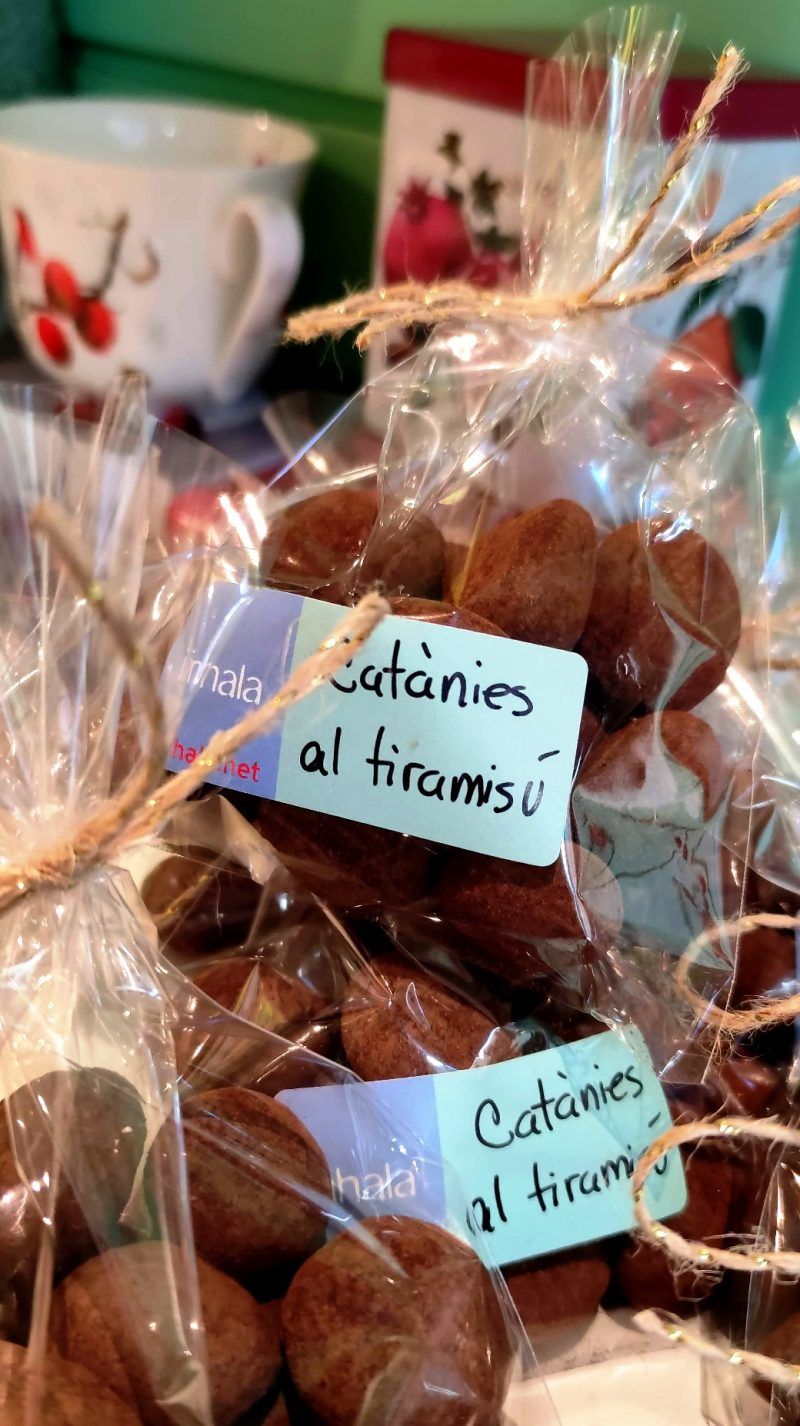 Las Catanias al Tiramisú son bombones de chocolate elaborados con almendras enteras de la variedad “marcona” caramelizadas y recubiertas con praliné de chocolate blanco, almendra, avellana y azúcar.

Finalmente, se espolvorean con cacao en polvo.

Son deliciosas y perfectas en un momento de café y té, también son ideales para acompañar una copa de cava o un gintonic en buena compañía.

NO contienen gluten.

Las servimos en bositas de celofan con 100 gramos de peso neto.

En INHALA Cafés y Tés te ofrecemos las catanias a granel y podrás elegir los siguientes sabores: Catanias «receta original» al Cacao, las Catanias Green Lemon, las Dark con chocolate negro y las que llevan Frambuesa, sencillamente deliciosas.