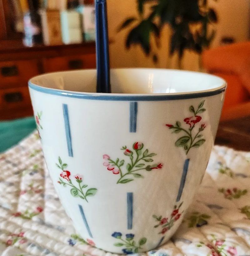 El filtre infusor per tes i infusions HANNA White de GreenGate és molt original, una bola amb una cadena lligadeta a una peça de ceràmica rectangular amb un sezill dibuix floral.

És un regal molt bonic per oferir a un amant del te juntament amb algun te, Rooibos o infusió.

Millor rentar a mà.

Aquest estampat Hanna White també el podràs trobar en les tasses latte cups i en altres complements, mira aquí.

A INHALA Cafès i Tes som punt de venda de GreenGate i ens trobaràs a Portalet, 9 de Granollers, Barcelona.