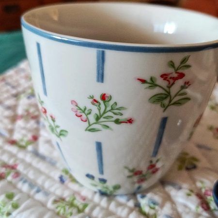 El filtre infusor per tes i infusions HANNA White de GreenGate és molt original, una bola amb una cadena lligadeta a una peça de ceràmica rectangular amb un sezill dibuix floral. És un regal molt bonic per oferir a un amant del te juntament amb algun te, Rooibos o infusió. Millor rentar a mà. Aquest estampat Hanna White també el podràs trobar en les tasses latte cups i en altres complements, mira aquí. A INHALA Cafès i Tes som punt de venda de GreenGate i ens trobaràs a Portalet, 9 de Granollers, Barcelona.