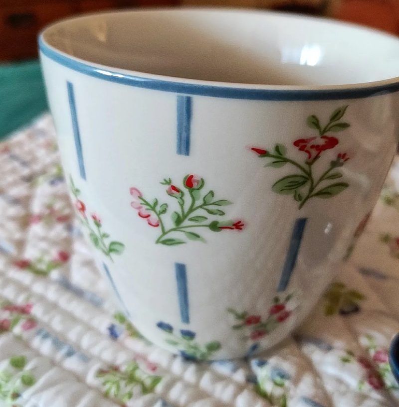 El filtre infusor per tes i infusions HANNA White de GreenGate és molt original, una bola amb una cadena lligadeta a una peça de ceràmica rectangular amb un sezill dibuix floral.

És un regal molt bonic per oferir a un amant del te juntament amb algun te, Rooibos o infusió.

Millor rentar a mà.

Aquest estampat Hanna White també el podràs trobar en les tasses latte cups i en altres complements, mira aquí.

A INHALA Cafès i Tes som punt de venda de GreenGate i ens trobaràs a Portalet, 9 de Granollers, Barcelona.