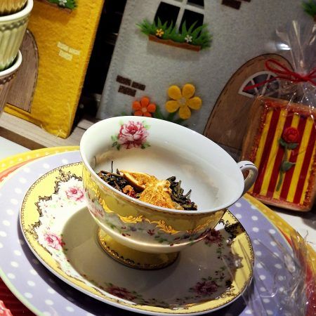 La taza de té con plato ROSAS VINTAGE en color amarillo es de porcelana fina.

Es de la firma italiana Blanc Maricló, exquisita selección de Arte de la mesa directamente llegada desde la Toscana.

Taza y plato NO aptos para microondas ni lavavajillas debido a su acabado en dorado.

El plato mide 15 cm. de diámetro.

La taza mide 15 cm. y 8 cm. de alto.

Capacidad de 220 ml.

Es la taza y plato tradicional para un "afternoon tea" muy elegante.

Desde INHALA te recomendamos que vengas a descubrir algunos de los tés e infusiones más destacados de nuestra tienda.