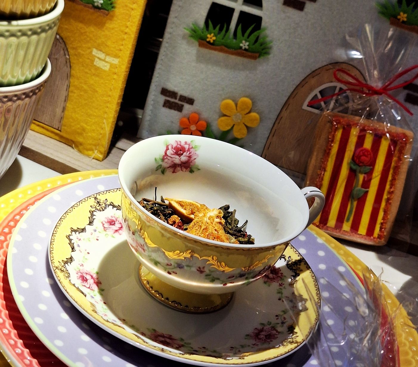 La taza de té con plato ROSAS VINTAGE en color amarillo es de porcelana fina. Es de la firma italiana Blanc Maricló, exquisita selección de Arte de la mesa directamente llegada desde la Toscana. Taza y plato NO aptos para microondas ni lavavajillas debido a su acabado en dorado. El plato mide 15 cm. de diámetro. La taza mide 15 cm. y 8 cm. de alto. Capacidad de 220 ml. Es la taza y plato tradicional para un "afternoon tea" muy elegante. Desde INHALA te recomendamos que vengas a descubrir algunos de los tés e infusiones más destacados de nuestra tienda.