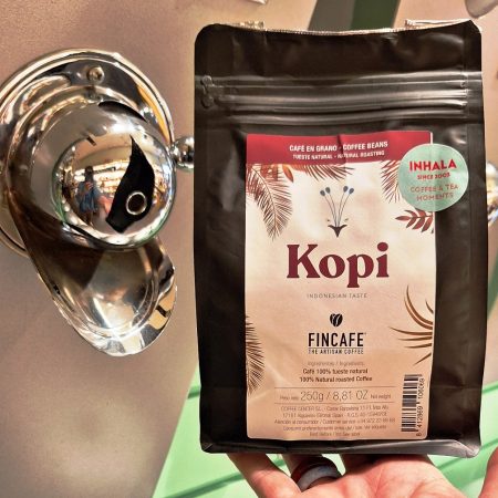 El café en grano Kopi Indonesia Fincafé es un blend de cafés arábica de Indonesia. Se presenta en bolsa de 250 gramos. ¿Quieres conocer otros cafés del proyecto Fincafé? Mira aquí. En INHALA Cafés y Tés, Portalet, 9 de Granollers, Barcelona.