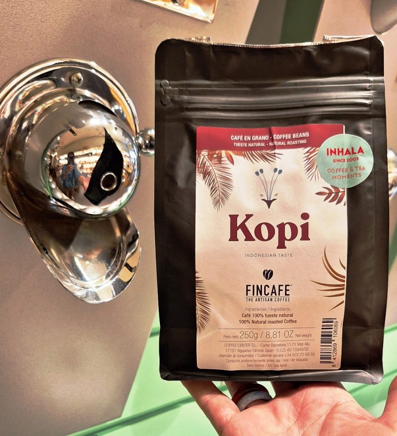 El café en grano Kopi Indonesia Fincafé es un blend de cafés arábica de Indonesia. Se presenta en bolsa de 250 gramos. ¿Quieres conocer otros cafés del proyecto Fincafé? Mira aquí. En INHALA Cafés y Tés, Portalet, 9 de Granollers, Barcelona.