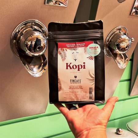 El café en grano Kopi Indonesia Fincafé es un blend de cafés arábica de Indonesia. Se presenta en bolsa de 250 gramos. ¿Quieres conocer otros cafés del proyecto Fincafé? Mira aquí. En INHALA Cafés y Tés, Portalet, 9 de Granollers, Barcelona.