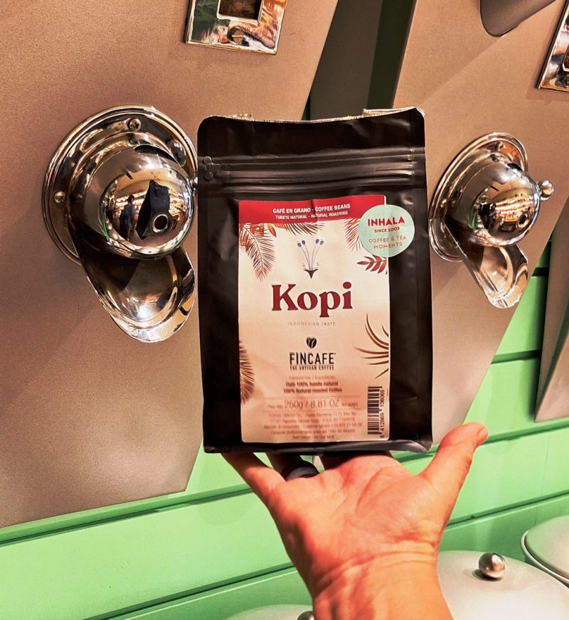 El café en grano Kopi Indonesia Fincafé es un blend de cafés arábica de Indonesia. Se presenta en bolsa de 250 gramos. ¿Quieres conocer otros cafés del proyecto Fincafé? Mira aquí. En INHALA Cafés y Tés, Portalet, 9 de Granollers, Barcelona.