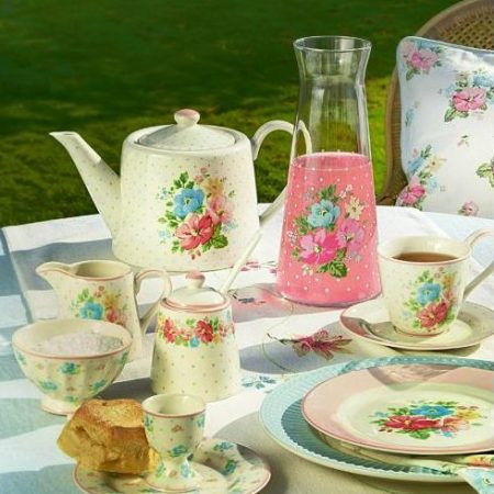 La taza y plato de porcelana Josefina White de GreenGate tiene un estampado floral y un ribete en color rosa pastel que la hace muy romántica, elegante y dulce a la vez. Capacidad 270 ml. El diseño Josefina White combina perfectamente con otros estampados de GreenGate que harán que tus momentos tea time y coffee time sean muy especiales y te aporten muy buen rollo. También tenemos la taza Latte cup con el mismo estampado y muchos "tea towels" de algodón que le hacen juego. En INHALA somos punto de venta de GreenGate desde hace muchos años, adoramos sus tazas de porcelana y los complementos para la mesa, cocina y hogar, sobretodo todo lo relacionado con los cafés y tés. Estamos en Portalet, 9 de Granollers, Barcelona. Y nuestra tienda Online está abierta 24/7, te esperamos.