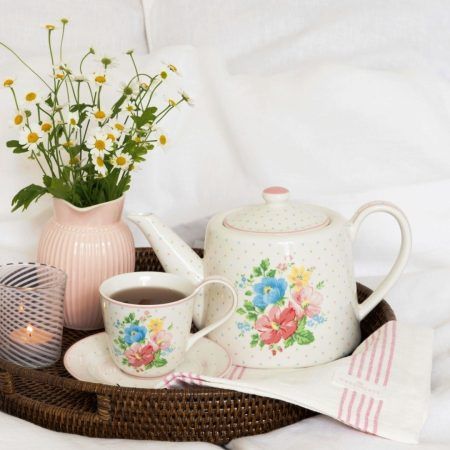 La taza y plato de porcelana Josefina White de GreenGate tiene un estampado floral y un ribete en color rosa pastel que la hace muy romántica, elegante y dulce a la vez. Capacidad 270 ml. El diseño Josefina White combina perfectamente con otros estampados de GreenGate que harán que tus momentos tea time y coffee time sean muy especiales y te aporten muy buen rollo. También tenemos la taza Latte cup con el mismo estampado y muchos "tea towels" de algodón que le hacen juego. En INHALA somos punto de venta de GreenGate desde hace muchos años, adoramos sus tazas de porcelana y los complementos para la mesa, cocina y hogar, sobretodo todo lo relacionado con los cafés y tés. Estamos en Portalet, 9 de Granollers, Barcelona. Y nuestra tienda Online está abierta 24/7, te esperamos.