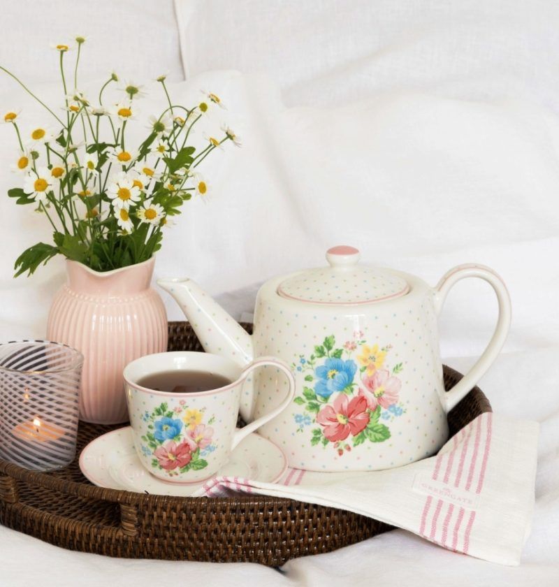 La taza y plato de porcelana Josefina White de GreenGate tiene un estampado floral y un ribete en color rosa pastel que la hace muy romántica, elegante y dulce a la vez. Capacidad 270 ml. El diseño Josefina White combina perfectamente con otros estampados de GreenGate que harán que tus momentos tea time y coffee time sean muy especiales y te aporten muy buen rollo. También tenemos la taza Latte cup con el mismo estampado y muchos "tea towels" de algodón que le hacen juego. En INHALA somos punto de venta de GreenGate desde hace muchos años, adoramos sus tazas de porcelana y los complementos para la mesa, cocina y hogar, sobretodo todo lo relacionado con los cafés y tés. Estamos en Portalet, 9 de Granollers, Barcelona. Y nuestra tienda Online está abierta 24/7, te esperamos.