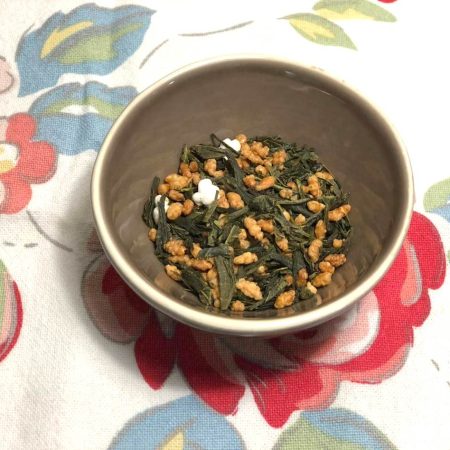 El Té verde Genmaicha de Japón es Bio y no puede faltar en nuestra selección de tés e infusiones.

Es un té único, exquisito y muy original para nuestra cultura pues lleva arroz tostado y maíz hinchado.

Recomendamos una infusión de 2 minutos.

Una curiosidad, ¿sabes que este té es perfecto para beber durante la comida o cena? Puesto que ayuda a que la digestión sea más ligera. 

Apto para vegetarianos y veganos.

En INHALA Cafés y Tés te ofrecemos una selecta carta de tés e infusiones y te esperamos, en Portalet, 9 de Granollers, Barcelona.