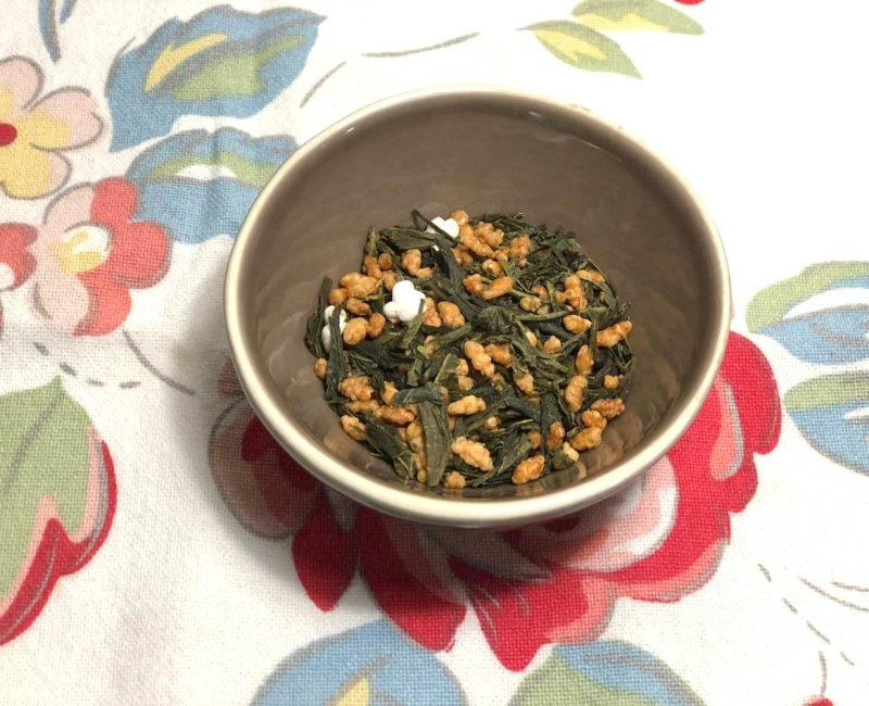 El Té verde Genmaicha de Japón es Bio y no puede faltar en nuestra selección de tés e infusiones. Es un té único, exquisito y muy original para nuestra cultura pues lleva arroz tostado y maíz hinchado. Recomendamos una infusión de 2 minutos. Una curiosidad, ¿sabes que este té es perfecto para beber durante la comida o cena? Puesto que ayuda a que la digestión sea más ligera.  Apto para vegetarianos y veganos. En INHALA Cafés y Tés te ofrecemos una selecta carta de tés e infusiones y te esperamos, en Portalet, 9 de Granollers, Barcelona.