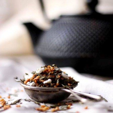 El Té verde Genmaicha de Japón es Bio y no puede faltar en nuestra selección de tés e infusiones.

Es un té único, exquisito y muy original para nuestra cultura pues lleva arroz tostado y maíz hinchado.

Recomendamos una infusión de 2 minutos en agua a una temperatura de 75ºC-80ºC.

Una curiosidad, ¿sabes que este té es perfecto para beber durante la comida o cena? Puesto que ayuda a que la digestión sea más ligera.

Apto para vegetarianos y veganos.

En INHALA Cafés y Tés te ofrecemos una selecta carta de tés e infusiones y te esperamos, en Portalet, 9 de Granollers, Barcelona.

*Con estos 100 grs. puedes preparar 30 tazas aprox.