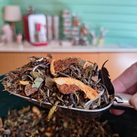 El té verde Tokyo Tea "Mango Passion" también lleva brotes de té blanco que hacen que su contenido en teína (cafeína) sea un poco más bajo y que además contenga más antioxidantes. Con estos 100 gramos podrás preparar 30 tazas de té. Su contenido en cafeína es muy bajo lo que le hace ideal como té de tarde. Recomendamos lo dejes infusionar de 1 a 2 minutos en agua a 80-85ºC. ¿Quieres conocer otros tés verdes de nuestra selección de tés? Mira aquí. Apto para vegetarianos y veganos. En INHALA Cafés y Tés te ofrecemos una selecta carta de tés e infusiones, aquí estamos para aconsejarte y ayudarte a elegir. Aquí te esperamos, en Portalet, 9 de Granollers, Barcelona.