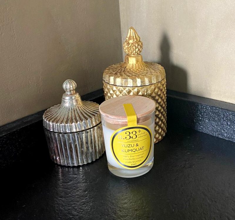 La vela perfumada nº 33 Yuzu & Kumquat de Cerabella dará un toque cítrico y fresco a tu hogar.

El Yuzu es una fruta cítrica japonesa que da un aceite esencial muy elegante, esta vela forma parte de la nueva colección de Cerabella para este verano, su perfume es muy fresco y evocador.



Su tarro de vidrio de color amarillo le dará un toco veraniego a la decoración de tu hogar y podría combinar genial con el otro nuevo perfume, el de Flor de Tiaré y Apricot (albaricoque), puedes verlo en la galería de imágenes.

Las velas de Cerabella son ideales para regalar, aquí podrás encontrar una bonita inspiración.

En nuestra tienda también encontrarás la versión mini de esta vela y también el recambio para ambientador Mikado.

En INHALA Cafés y Tés somos punto de venta de velas  Cerabella, siempre intentaremos sorprenderte con nuevos perfumes.

Estamos en Granollers, Barcelona.