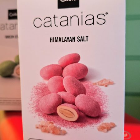 Catanias de chocolate a la "Sal de Himalaya" en caja 80 gramos. Las Catanias a la "Sal de Himalaya" son bombones de chocolate elaborados con almendras enteras de la variedad “marcona” caramelizadas y recubiertas con praliné de chocolate blanco, almendra, avellana y azúcar. Finalmente, se espolvorean con Sal de Himalaya en polvo dándole ese contraste un poco salado a este bombón de chocolate. Son deliciosas y perfectas en un momento de café y té, también son ideales para acompañar una copa de cava o un gintonic en buena compañía. NO contienen gluten. En INHALA Cafés y Tés te ofrecemos las catanias a granel y podrás elegir los siguientes sabores: Catanias «receta original» al Cacao, las Catanias Green Lemon, las Dark con chocolate negro y las que llevan frambuesa, todas ellas son deliciosas. Aquí puedes ver nuestra selección de Catanias y otros chocolates selectos.