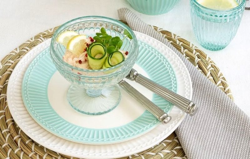 La copa de vidre Alice en color "Cool Mint" de GreenGate és un complement perfecte per a presentar les teves postres preferides aquest estiu, un gelat, una mousse, una amanida de fruites, inclús un gazpacho ben fresquet.

Però el que més ens agrada a nosaltres és un Tiramisù o un Affogato amb gelat de vainilla.

És apilable i apta per rentavaixelles.

Té una capacitat de 200 ml. i medeix 10,4 cm. x  9,8 cm d'alt x 7 cm de diàmetre de base.

També tenim els gots Alice de la mateixa col.lecció (pots veure més idees a la galeria d'imatges).

A INHALA Cafès i Tes som punt de venda de GreenGate.

Estem a Portalet, 9, Granollers, Barcelona.