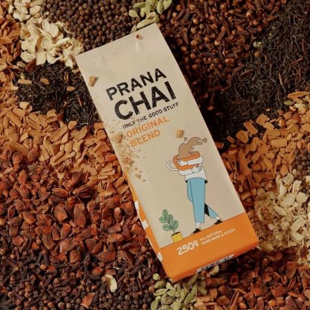 Té negro Prana Chai Original Massala blend en paquete de 250 grs. Sus ingredientes son té negro, pimienta en grano, clavo, canela, jengibre, anís estrellado, cardamomo y miel. Puedes añadir un extra de canela en rama a tu tetera, un poco de jengibre fresco cortado en finas láminas, un trocito de piel de naranja, limón, mandarina, unas rodajas de manzana, madre mía! Tu casa va a oler de maravilla! Es ideal para tomar bien caliente o frío, en verano, con hielo y un poco de canela en polvo. En nuestra tienda somos amantes de las especias, especialmente de la canela y el jengibre. En INHALA Cafés y Tés también tenemos Kashmir Chai, Massala Chai, Té verde Chai, Rooibos Spicy, Pu-erh Chai, incluso un té Matcha Chai. Estamos en Portalet, 9 de Granollers, Barcelona. ¿Quieres conocer nuestros tés e infusiones?