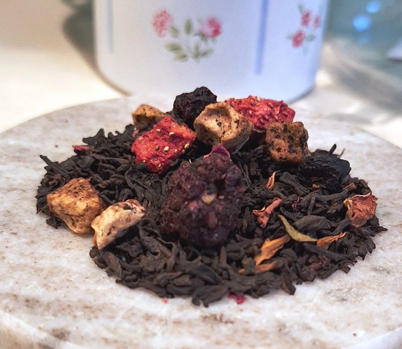 El té Pu-erh con Higos y Frutos del Bosque es novedad para este verano. Lleva trozos de higos, fresa, frambuesa y moras. Es ideal para tomar "en frío". El Pu-erh tiene propiedades depurativas, contiene muchas vitaminas y es muy antioxidante. En INHALA hemos seleccionado los siguientes Pu-erh: . Pu-erh Spicy . Pu-erh Fresh . Pu-Erh Sorbete de Lima . Pu-Erh Cranberry . Pu-Erh a la Vainilla Bourbon . Pu-Erh Chai . Pu-Erh Imperial natural Y también el Pu-erh "Citric Summer". Nos encantará enseñarte todos nuestros tés y compartir un ratito contigo. ¿Te apetece saber un poco más sobre nuestra selección de tés e infusiones?