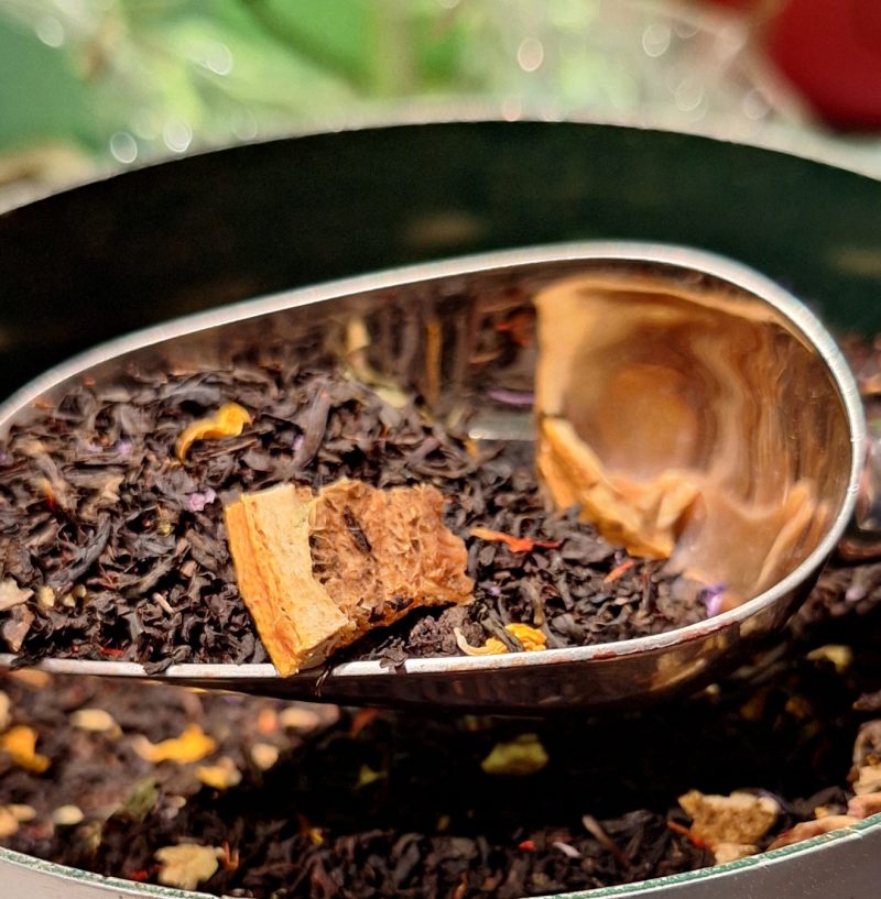 El té negro "Summer Nights" es una super novedad para este verano y sus ingredientes son la naranja, melocotón y albaricoque.

Es un té ligero, afrutado y muy elegante con esos pétalos de flor de malva, cártamo y girasol.

¡Perfecto para preparar en frío!

El tiempo de infusión recomendado es de 3 a 5 minutos.

Recomendamos una temperatura del agua de 90ºC máximo.

Con los 100 gramos de este té podrás preparar unas 30 tazas de té.

Te aconsejamos que tomes tus tés sin azúcar ni ningún tipo de edulcorante pues alterará totalmente el sabor de la infusión.

Te aseguramos que vale la pena probarlo.

En INHALA Cafés y Tés puedes encontrar una exclusiva selección de tés verdes, tés blancos, tés negros, tés Pu-erh, tés Oolong, también tés desteinados, Rooibos, tisanas (herbal teas) e infusiones de frutas (fruit teas).

Te esperamos en Portalet, 9 de Granollers, Barcelona con la mejor selección de cafés, tés, infusiones, galletas, chocolates y muchos complementos para la mesa y cocina.