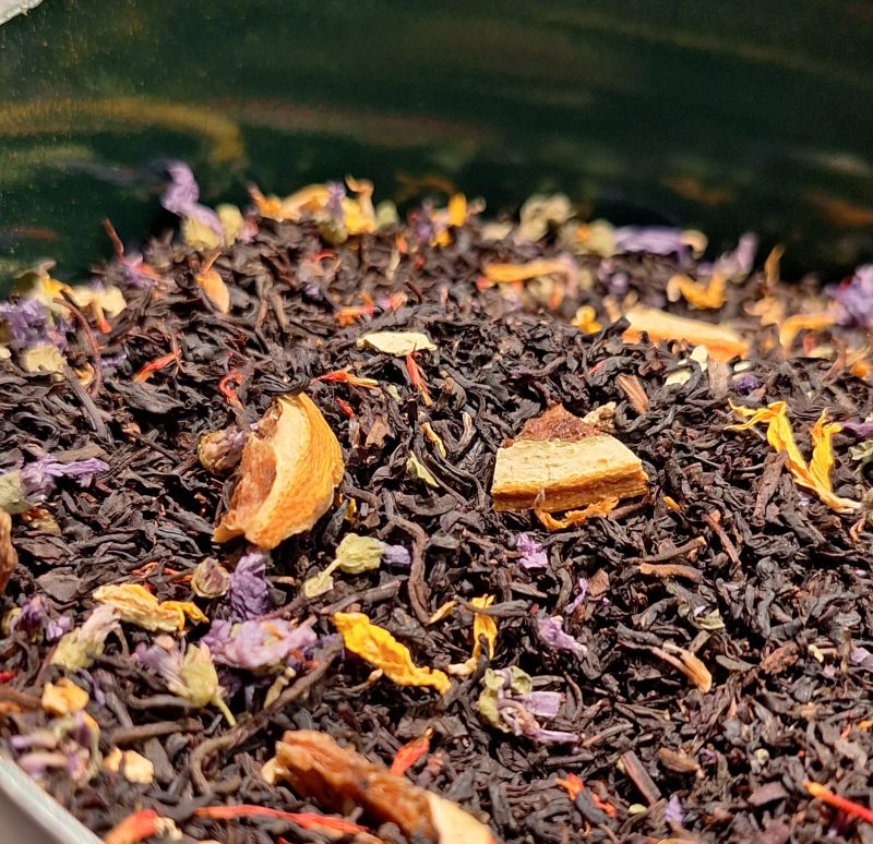 El té negro "Summer Nights" es una super novedad para este verano y sus ingredientes son la naranja, melocotón y albaricoque.

Es un té ligero, afrutado y muy elegante con esos pétalos de flor de malva, cártamo y girasol.

¡Perfecto para preparar en frío!

El tiempo de infusión recomendado es de 3 a 5 minutos.

Recomendamos una temperatura del agua de 90ºC máximo.

Con los 100 gramos de este té podrás preparar unas 30 tazas de té.

Te aconsejamos que tomes tus tés sin azúcar ni ningún tipo de edulcorante pues alterará totalmente el sabor de la infusión.

Te aseguramos que vale la pena probarlo.

En INHALA Cafés y Tés puedes encontrar una exclusiva selección de tés verdes, tés blancos, tés negros, tés Pu-erh, tés Oolong, también tés desteinados, Rooibos, tisanas (herbal teas) e infusiones de frutas (fruit teas).

Te esperamos en Portalet, 9 de Granollers, Barcelona con la mejor selección de cafés, tés, infusiones, galletas, chocolates y muchos complementos para la mesa y cocina.