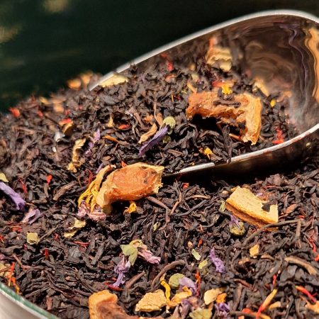 El té negro "Summer Nights" es una super novedad para este verano y sus ingredientes son la naranja, melocotón y albaricoque. Es un té ligero, afrutado y muy elegante con esos pétalos de flor de malva, cártamo y girasol. ¡Perfecto para preparar en frío! El tiempo de infusión recomendado es de 3 a 5 minutos. Recomendamos una temperatura del agua de 90ºC máximo. Con los 100 gramos de este té podrás preparar unas 30 tazas de té. Te aconsejamos que tomes tus tés sin azúcar ni ningún tipo de edulcorante pues alterará totalmente el sabor de la infusión. Te aseguramos que vale la pena probarlo. En INHALA Cafés y Tés puedes encontrar una exclusiva selección de tés verdes, tés blancos, tés negros, tés Pu-erh, tés Oolong, también tés desteinados, Rooibos, tisanas (herbal teas) e infusiones de frutas (fruit teas). Te esperamos en Portalet, 9 de Granollers, Barcelona con la mejor selección de cafés, tés, infusiones, galletas, chocolates y muchos complementos para la mesa y cocina.