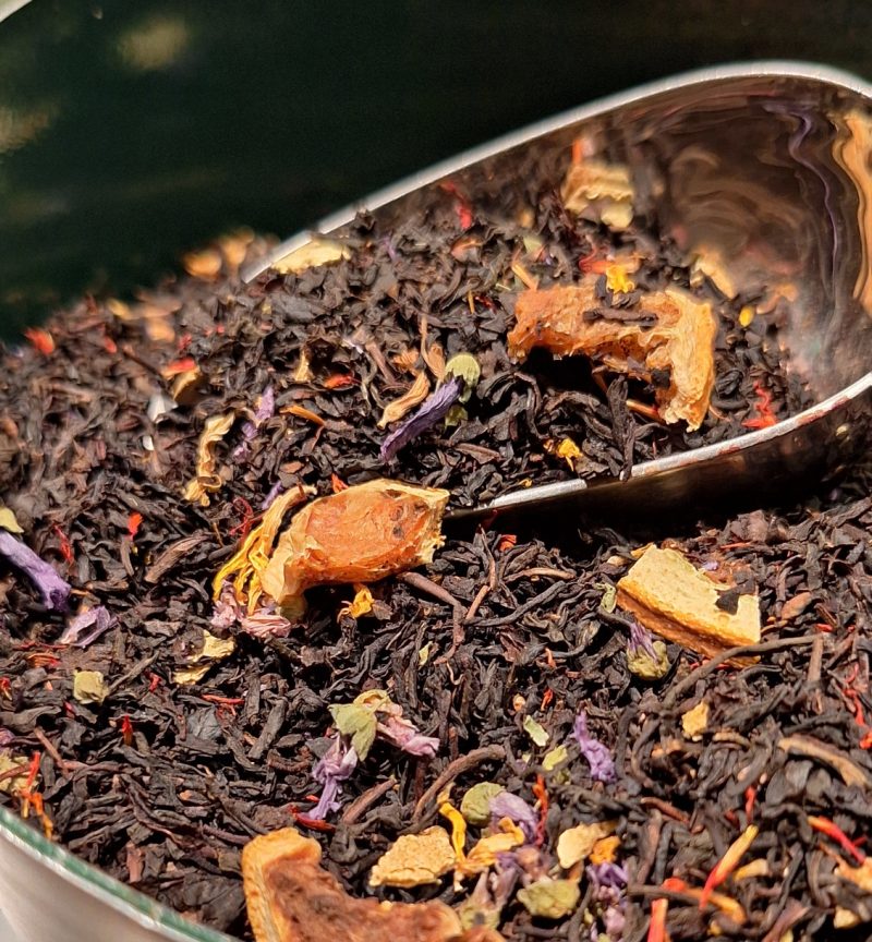 El té negro "Summer Nights" es una super novedad para este verano y sus ingredientes son la naranja, melocotón y albaricoque.

Es un té ligero, afrutado y muy elegante con esos pétalos de flor de malva, cártamo y girasol.

¡Perfecto para preparar en frío!

El tiempo de infusión recomendado es de 3 a 5 minutos.

Recomendamos una temperatura del agua de 90ºC máximo.

Con los 100 gramos de este té podrás preparar unas 30 tazas de té.

Te aconsejamos que tomes tus tés sin azúcar ni ningún tipo de edulcorante pues alterará totalmente el sabor de la infusión.

Te aseguramos que vale la pena probarlo.

En INHALA Cafés y Tés puedes encontrar una exclusiva selección de tés verdes, tés blancos, tés negros, tés Pu-erh, tés Oolong, también tés desteinados, Rooibos, tisanas (herbal teas) e infusiones de frutas (fruit teas).

Te esperamos en Portalet, 9 de Granollers, Barcelona con la mejor selección de cafés, tés, infusiones, galletas, chocolates y muchos complementos para la mesa y cocina.