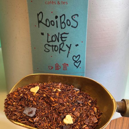 El Rooibos "Love Story" lleva trozos de cacao y corazones de chocolate blanco.

En nuestra receta, añadimos un toque de vainilla natural que le da un toque muy refinado.

Este Rooibos nos da una infusión un poco dulce pero muy ligera a la vez.

El Rooibos es muy rico en antioxidantes, vitaminas y minerales, además es diurético, depurativo, relajante muscular y 0% de cafeína.

El tiiempo de infusión recomendado es de 5 a 10 minutos, aunque puedes dejarlo más tiempo si buscas una bebida más concentrada.

Con estos 100 gramos puedes preparar 30 tazas de té.

También tenemos otros Rooibos, esta es nuestra selección ¿te apetece probarlos?

Te aconsejamos que tomes tus tés e infusiones sin azúcar ni ningún tipo de edulcorante pues alterará totalmente el sabor auténtico de tu infusión.

En INHALA Cafés y Tés puedes encontrar una exclusiva selección de tés verdes, tés blancos, tés negros, tés Pu-erh, tés Oolong, también tés desteinados, Rooibos, tisanas (herbal teas) e infusiones de frutas (fruit teas).