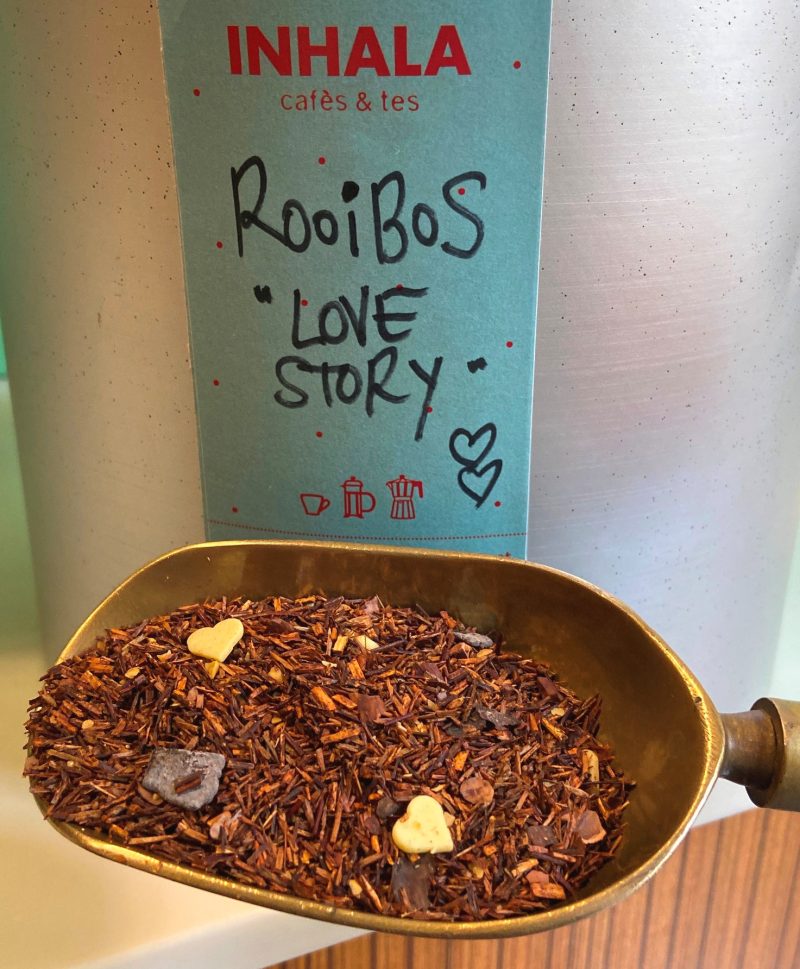 El Rooibos "Love Story" lleva trozos de cacao y corazones de chocolate blanco. En nuestra receta, añadimos un toque de vainilla natural que le da un toque muy refinado. Este Rooibos nos da una infusión un poco dulce pero muy ligera a la vez. El Rooibos es muy rico en antioxidantes, vitaminas y minerales, además es diurético, depurativo, relajante muscular y 0% de cafeína. El tiiempo de infusión recomendado es de 5 a 10 minutos, aunque puedes dejarlo más tiempo si buscas una bebida más concentrada. Con estos 100 gramos puedes preparar 30 tazas de té. También tenemos otros Rooibos, esta es nuestra selección ¿te apetece probarlos? Te aconsejamos que tomes tus tés e infusiones sin azúcar ni ningún tipo de edulcorante pues alterará totalmente el sabor auténtico de tu infusión. En INHALA Cafés y Tés puedes encontrar una exclusiva selección de tés verdes, tés blancos, tés negros, tés Pu-erh, tés Oolong, también tés desteinados, Rooibos, tisanas (herbal teas) e infusiones de frutas (fruit teas).