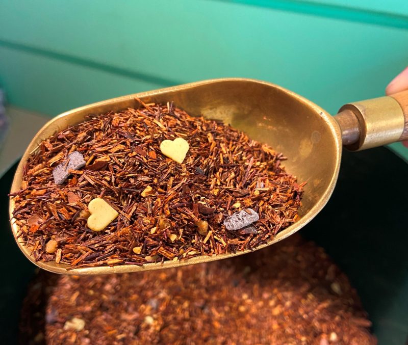 El Rooibos "Love Story" lleva trozos de cacao y corazones de chocolate blanco. En nuestra receta, añadimos un toque de vainilla natural que le da un toque muy refinado. Este Rooibos nos da una infusión un poco dulce pero muy ligera a la vez. El Rooibos es muy rico en antioxidantes, vitaminas y minerales, además es diurético, depurativo, relajante muscular y 0% de cafeína. El tiiempo de infusión recomendado es de 5 a 10 minutos, aunque puedes dejarlo más tiempo si buscas una bebida más concentrada. Con estos 100 gramos puedes preparar 30 tazas de té. Te aconsejamos que tomes tus tés e infusiones sin azúcar ni ningún tipo de edulcorante pues alterará totalmente el sabor auténtico de tu infusión. También tenemos otros Rooibos, esta es nuestra selección ¿te apetece probarlos? En INHALA Cafés y Tés puedes encontrar una exclusiva selección de tés verdes, tés blancos, tés negros, tés Pu-erh, tés Oolong, también tés desteinados, Rooibos, tisanas (herbal teas) e infusiones de frutas (fruit teas).