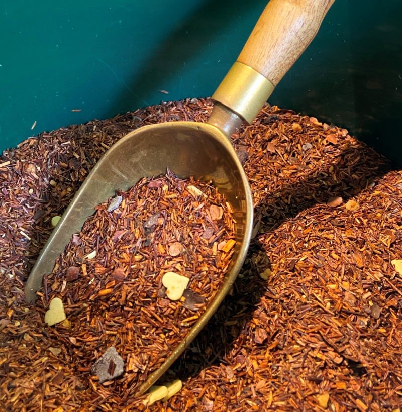 El Rooibos "Love Story" lleva trozos de cacao y corazones de chocolate blanco. En nuestra receta, añadimos un toque de vainilla natural que le da un toque muy refinado. Este Rooibos nos da una infusión un poco dulce pero muy ligera a la vez. El Rooibos es muy rico en antioxidantes, vitaminas y minerales, además es diurético, depurativo, relajante muscular y 0% de cafeína. El tiiempo de infusión recomendado es de 5 a 10 minutos, aunque puedes dejarlo más tiempo si buscas una bebida más concentrada. Con estos 100 gramos puedes preparar 30 tazas de té. Te aconsejamos que tomes tus tés e infusiones sin azúcar ni ningún tipo de edulcorante pues alterará totalmente el sabor auténtico de tu infusión. También tenemos otros Rooibos, esta es nuestra selección ¿te apetece probarlos? En INHALA Cafés y Tés puedes encontrar una exclusiva selección de tés verdes, tés blancos, tés negros, tés Pu-erh, tés Oolong, también tés desteinados, Rooibos, tisanas (herbal teas) e infusiones de frutas (fruit teas).