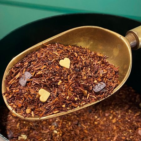 El Rooibos "Love Story" lleva trozos de cacao y corazones de chocolate blanco. En nuestra receta, añadimos un toque de vainilla natural que le da un toque muy refinado. Este Rooibos nos da una infusión un poco dulce pero muy ligera a la vez. El Rooibos es muy rico en antioxidantes, vitaminas y minerales, además es diurético, depurativo, relajante muscular y 0% de cafeína. El tiiempo de infusión recomendado es de 5 a 10 minutos, aunque puedes dejarlo más tiempo si buscas una bebida más concentrada. Con estos 100 gramos puedes preparar 30 tazas de té. Te aconsejamos que tomes tus tés e infusiones sin azúcar ni ningún tipo de edulcorante pues alterará totalmente el sabor auténtico de tu infusión. También tenemos otros Rooibos, esta es nuestra selección ¿te apetece probarlos? En INHALA Cafés y Tés puedes encontrar una exclusiva selección de tés verdes, tés blancos, tés negros, tés Pu-erh, tés Oolong, también tés desteinados, Rooibos, tisanas (herbal teas) e infusiones de frutas (fruit teas).