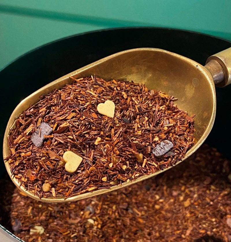 El Rooibos "Love Story" lleva trozos de cacao y corazones de chocolate blanco. En nuestra receta, añadimos un toque de vainilla natural que le da un toque muy refinado. Este Rooibos nos da una infusión un poco dulce pero muy ligera a la vez. El Rooibos es muy rico en antioxidantes, vitaminas y minerales, además es diurético, depurativo, relajante muscular y 0% de cafeína. El tiiempo de infusión recomendado es de 5 a 10 minutos, aunque puedes dejarlo más tiempo si buscas una bebida más concentrada. Con estos 100 gramos puedes preparar 30 tazas de té. Te aconsejamos que tomes tus tés e infusiones sin azúcar ni ningún tipo de edulcorante pues alterará totalmente el sabor auténtico de tu infusión. También tenemos otros Rooibos, esta es nuestra selección ¿te apetece probarlos? En INHALA Cafés y Tés puedes encontrar una exclusiva selección de tés verdes, tés blancos, tés negros, tés Pu-erh, tés Oolong, también tés desteinados, Rooibos, tisanas (herbal teas) e infusiones de frutas (fruit teas).