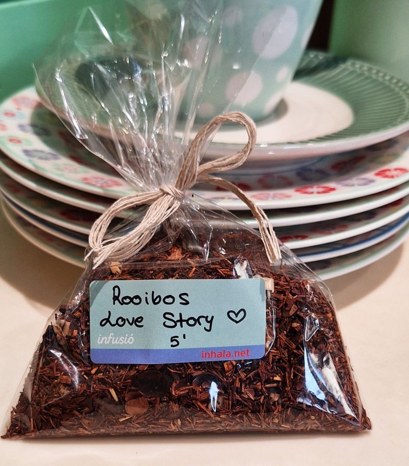 El Rooibos "Love Story" lleva trozos de cacao y corazones de chocolate blanco. En nuestra receta, añadimos un toque de vainilla natural que le da un toque muy refinado. Este Rooibos nos da una infusión un poco dulce pero muy ligera a la vez. El Rooibos es muy rico en antioxidantes, vitaminas y minerales, además es diurético, depurativo, relajante muscular y 0% de cafeína. El tiiempo de infusión recomendado es de 5 a 10 minutos, aunque puedes dejarlo más tiempo si buscas una bebida más concentrada. Con estos 100 gramos puedes preparar 30 tazas de té. Te aconsejamos que tomes tus tés e infusiones sin azúcar ni ningún tipo de edulcorante pues alterará totalmente el sabor auténtico de tu infusión. También tenemos otros Rooibos, esta es nuestra selección ¿te apetece probarlos? En INHALA Cafés y Tés puedes encontrar una exclusiva selección de tés verdes, tés blancos, tés negros, tés Pu-erh, tés Oolong, también tés desteinados, Rooibos, tisanas (herbal teas) e infusiones de frutas (fruit teas).