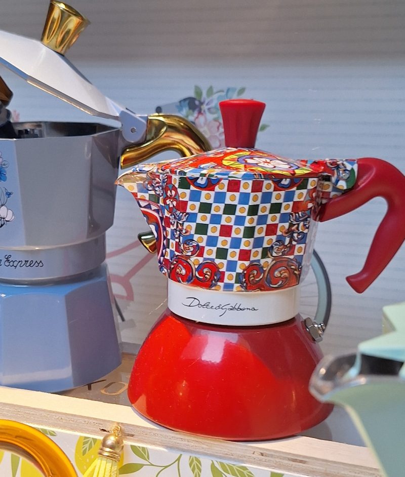 Cafetera Moka Bialetti "Dolce & Gabbana" colección Sicilian Cart para inducción 2 tazas de café.

Bialetti inventó esta cafetera en 1933 y con ello, revolucionó la manera de preparar el café «en casa».

Está fabricada con una exclusiva aleación de aluminio con un sistema de válvula de acero inoxidable patentada por Bialetti.

El asa es ergonómica, de color rojo igual que el pomo de la tapa y son muy resistentes al calor.

Apta para cocina de gas, eléctrica, vitrocerámica e inducción.

No apta para ser lavada en lavaplatos.

Tus momentos de cafés con esta cafetera seran espectaculares.

Aquí puedes ver nuestra carta de cafés.

Somos INHALA Cafés y Tés, te esperamos en Portalet, 9 de Granollers, Barcelona.