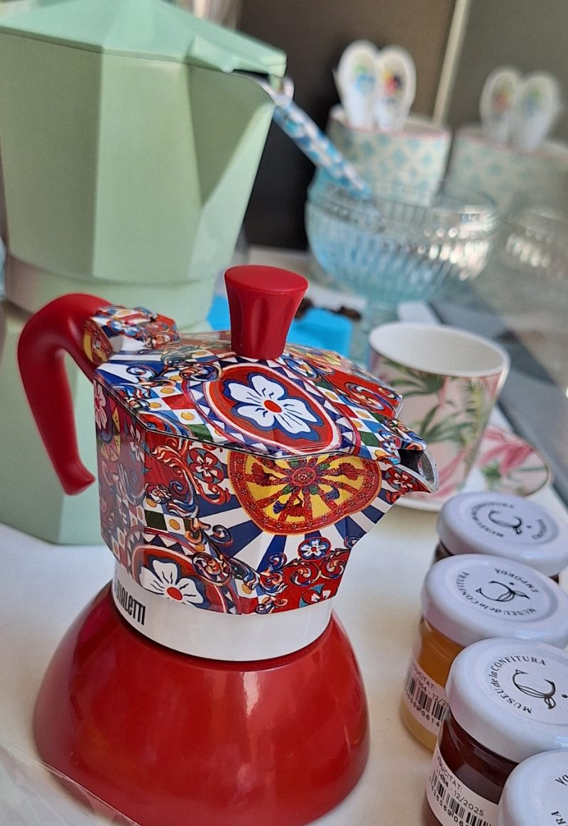 Cafetera Moka Bialetti "Dolce & Gabbana" colección Sicilian Cart para inducción 2 tazas de café.

Bialetti inventó esta cafetera en 1933 y con ello, revolucionó la manera de preparar el café «en casa».

Está fabricada con una exclusiva aleación de aluminio con un sistema de válvula de acero inoxidable patentada por Bialetti.

El asa es ergonómica, de color rojo igual que el pomo de la tapa y son muy resistentes al calor.

Apta para cocina de gas, eléctrica, vitrocerámica e inducción.

No apta para ser lavada en lavaplatos.

Tus momentos de cafés con esta cafetera seran espectaculares.

Aquí puedes ver nuestra carta de cafés.

Somos INHALA Cafés y Tés, te esperamos en Portalet, 9 de Granollers, Barcelona.